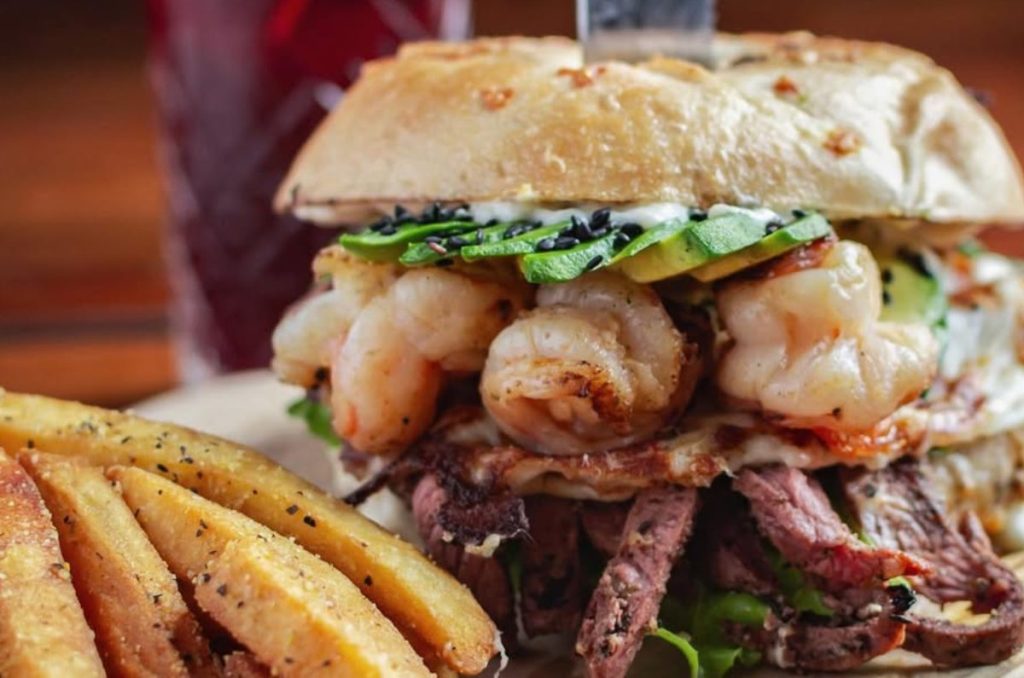 Así son las hamburguesas gigantes de Tucco en CDMX