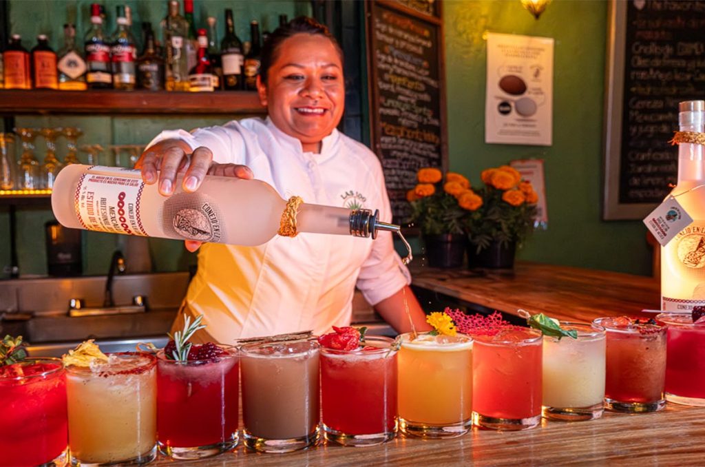 Las 100 Mezcalitas: el concepto imperdible de Mezcalería Conejo en la Luna