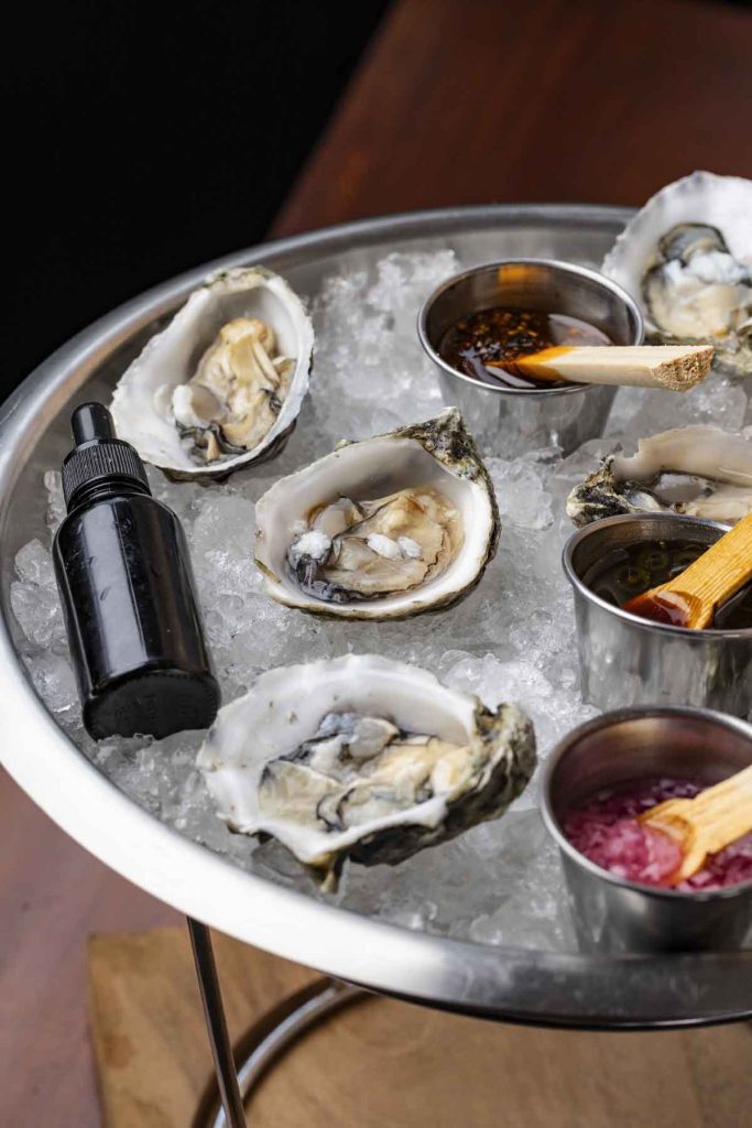 El hotel Casa Izel en la colonia Roma Norte estrena espacio en las alturas. Descubre el menú de mariscos creado por Jonatán Gómez Luna.