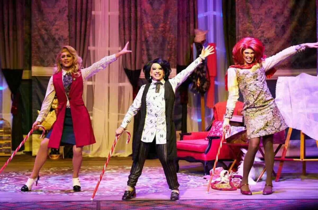 "Las Mamás Presentan: Una Noche de Navidad" en escenario