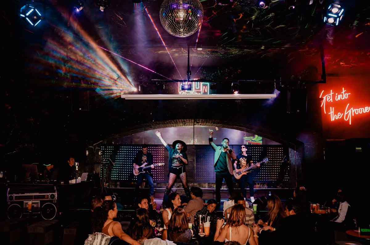 Neón Discoteque: un viaje en el tiempo con la mejor música de los 80, 90 y 00