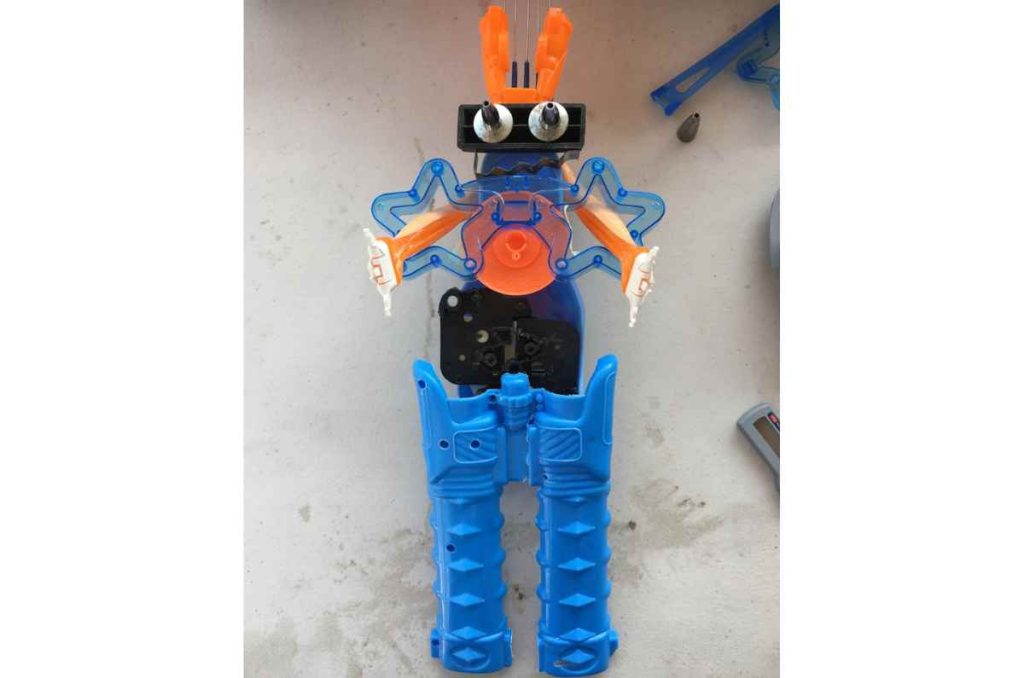 Exposición Roboto Roto transforma la basura en arte en el MUJAM