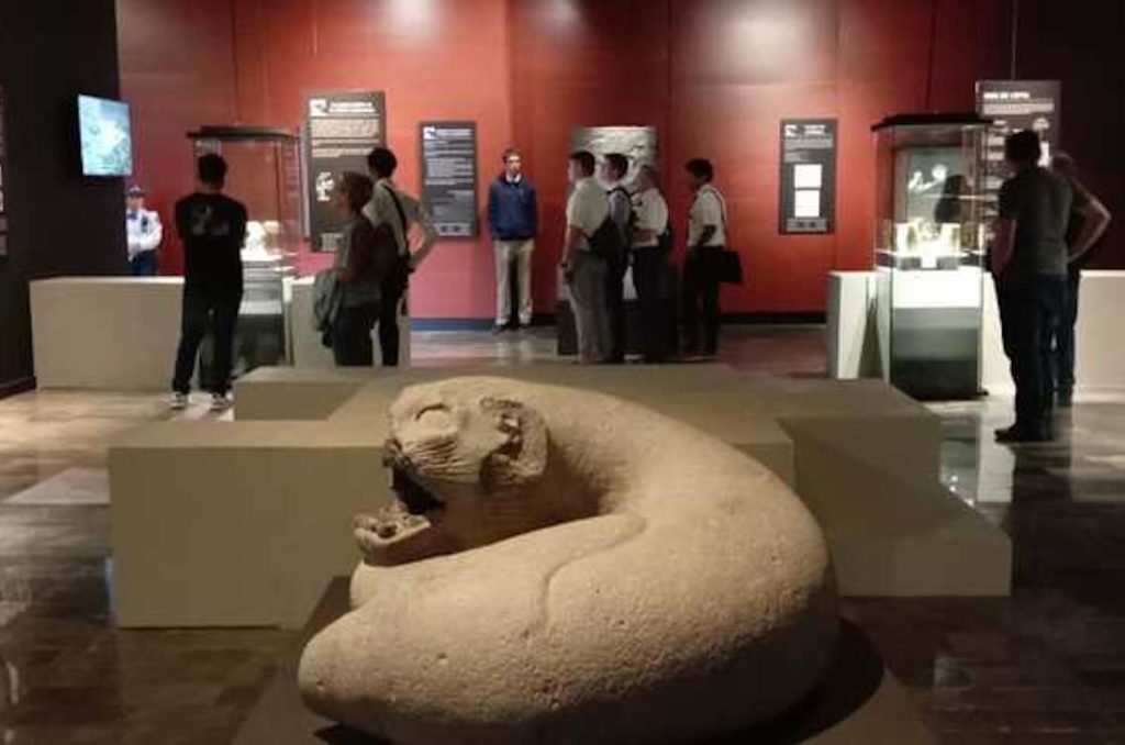 "Ocelocuauhxicalli" recipiente con forma de jaguar